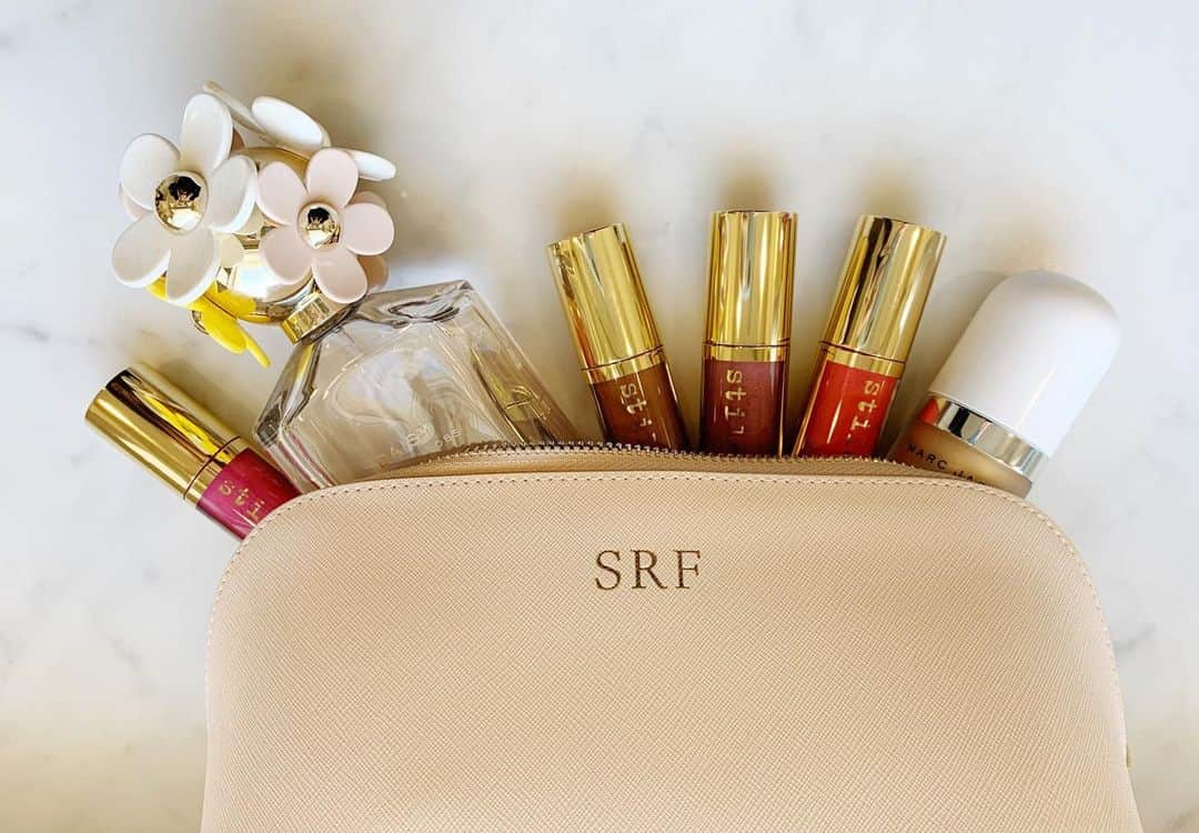 Stila Cosmeticsさんのインスタグラム写真 - (Stila CosmeticsInstagram)「Must-have's in our makeup bags! Color rich, long-wearing, AND hydrating?! Shine Fever Lip Vinyls are always on us for quick punches of color!  Which shade is your fave? Comment ⬇️ 📸 : @sophhrosee #shinefever #veganbeauty #stilacosmetics」1月23日 6時32分 - stilacosmetics