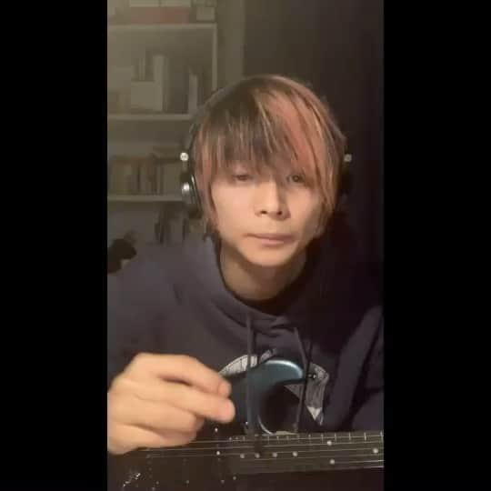 坂本遥のインスタグラム：「満員電ス / BREIMEN ・ ・ original guitar @katsushiro_sato  #guitar #guitarcover #guitarsolocover #instaguitar #dailymusicians #knyuicustomguitars #stratocaster #solosection #chillguitar #スーパーギタリスト会 #無礼メン #BREIMEN #エドガーサリヴァン #エドサリ #この曲はアウトロのソロが最高なので #そこ聴いて欲しい #あと #マジでむずいな #この曲 @pickupmusic @pickupjazz @k.nyui_custom_guitars」