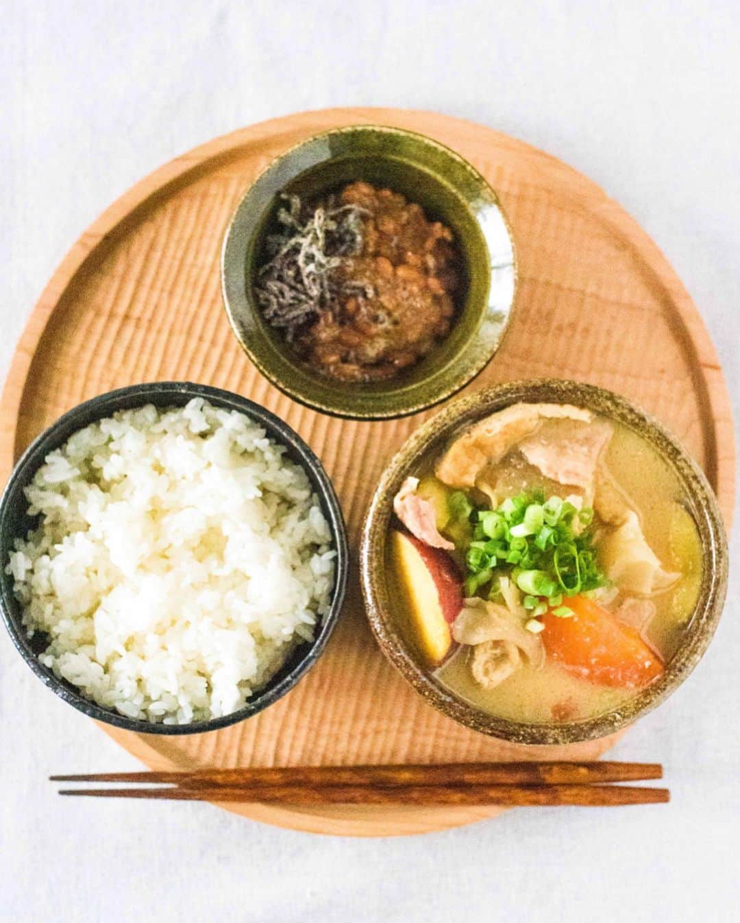 Iguchi Takuto... おうちごはんおじさんさんのインスタグラム写真 - (Iguchi Takuto... おうちごはんおじさんInstagram)「🍳Today’s kitchen(*スワイプ/ストーリーズ)﻿ •一汁一菜 *特製粕汁﻿ 特製粕汁と塩昆布入りの納豆で一汁一菜。﻿ #一汁一菜 #粕汁 #朝ごはん #breakfast﻿ ﻿ 僕は豚汁が得意料理なのですが、﻿ それを超えてくる美味さに感動しました☺️﻿ 今度料理教室で絶対やろっと🍳﻿ ■主宰料理教室はこちらです!(@foodies_labo)﻿ ﻿ 幸せな1日の始まりは、素敵な朝ごはんから！﻿ #GoodmorningGoodbreakfast﻿ ﻿ では、皆さんも素敵な木曜日を😊﻿ ﻿ ﻿ 美味しいで日本を元気に꒰⍨꒱.+*﻿ ﻿ ━…━…━…━…━…━…━…━…━…━﻿ ﻿ ▼.料理教室主宰しています🍳(..開講祝1年💐)﻿ Foodies Labo(@foodies_labo)﻿ 簡単×美味しいに拘り、都内で料理教室を開催しています。﻿ 料理初心者•初参加の方•お友達との参加も大歓迎🙆‍♂️🙆‍♀️﻿ まずは気軽にフォローして下さい！﻿ ﻿ ▼.デリバリー専門のレストランを始めました🍴 ﻿ Foodies Tokyo(@foodies_tokyo)﻿ 不定期での営業となり、Uber Eatsに出店しています！﻿ イベントなども都度行っていますので、﻿ 詳しくは、公式アカウントをご覧下さい！﻿ ﻿ ━…━…━…━…━…━…━…━…━…━﻿ #フードスタイリスト#料理家#料理研究家#井口タクト#おうちごはん#おうちごはんおじさん#おうちごはんLover#料理男子#家庭料理#簡単料理#時短料理#簡単ごはん#手作りごはん#今日のごはん#料理記録#献立#飯テロ#フーディーテーブル#マカロニメイト#料理好きな人と繋がりたい#Foodstylist#ouchigohan_ojisan#IGersJP#japanesefood」1月23日 6時40分 - ouchigohan_ojisan