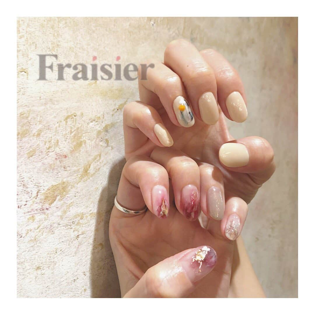 フレジエさんのインスタグラム写真 - (フレジエInstagram)「似合わせおしゃれ非対称デザイン💅 #C20200123 . . Cコース 初回（会員様）価格オフ込¥10400+tax 通常価格オフ別途¥13000+tax . 担当 斉藤 . . ネイルのご予約はこちらまで！ Cachette渋谷店 ☎︎03-3461-7060 . #ネイル#秋ネイル#ジェルネイル#シンプルネイル#大人ネイル#アート#ニュアンスネイル#おしゃれネイル#ブライダルネイル#プレ花嫁#ブライダル#ニュアンスアート#art#nail#gel#gelnail#bridal#bridalnail#表参道#渋谷#原宿 #yuukasaito_nail#yuukasaito2001#CachettebyAmelie#Cachette#Fraisier_nail」1月23日 17時46分 - __belle.journee__