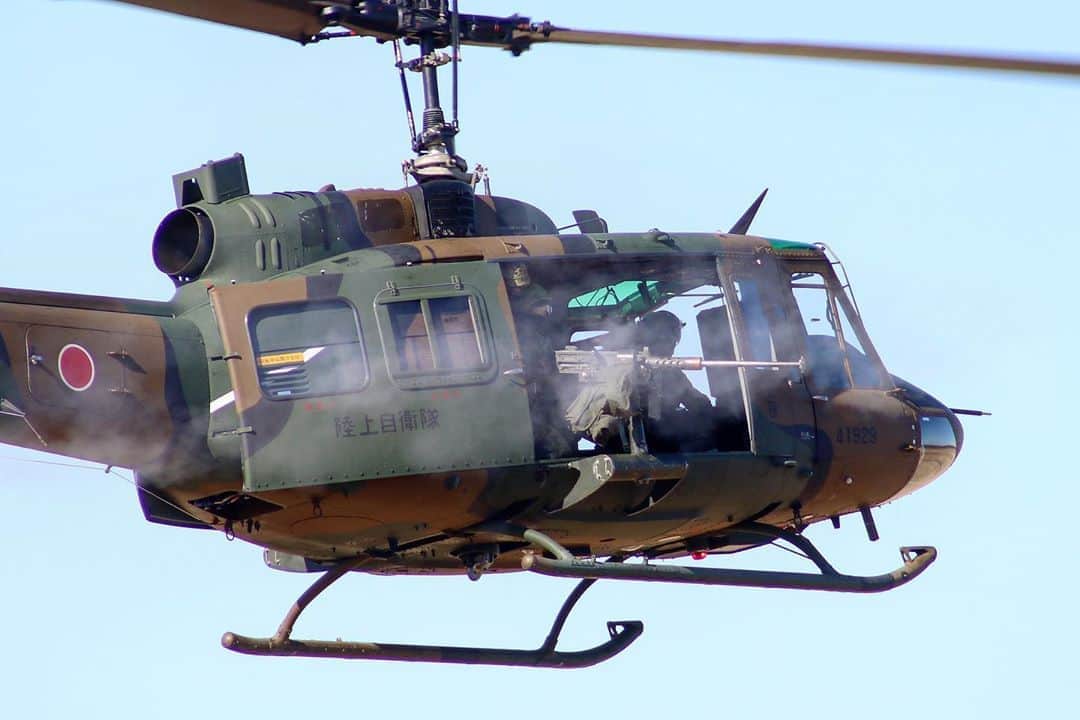 みりどる乙夜さんのインスタグラム写真 - (みりどる乙夜Instagram)「【撮影】2020年1月9日 習志野演習場 第一空挺団降下初め 予行 UH-1Jのドアガン射撃援護。 （´-`）.｡oO私には固くって引けないやつ  #doorgunner #army #defenseforce #japan #airborne #paratrooper #helicopter #uh-1 #iroquois #utilityhelicopter #1stairborne #heavymachinegun #browning #browningm2 #m2 #huey #jgsdf #gunner #flying #excercise #陸上自衛隊 #自衛隊 #第一空挺団降下訓練始め #2020 #ドアガン #ヒューイ #ワンジェイ #予行演習 #かっこいい #ヘリコプター」1月23日 16時18分 - itsuya_miridoru