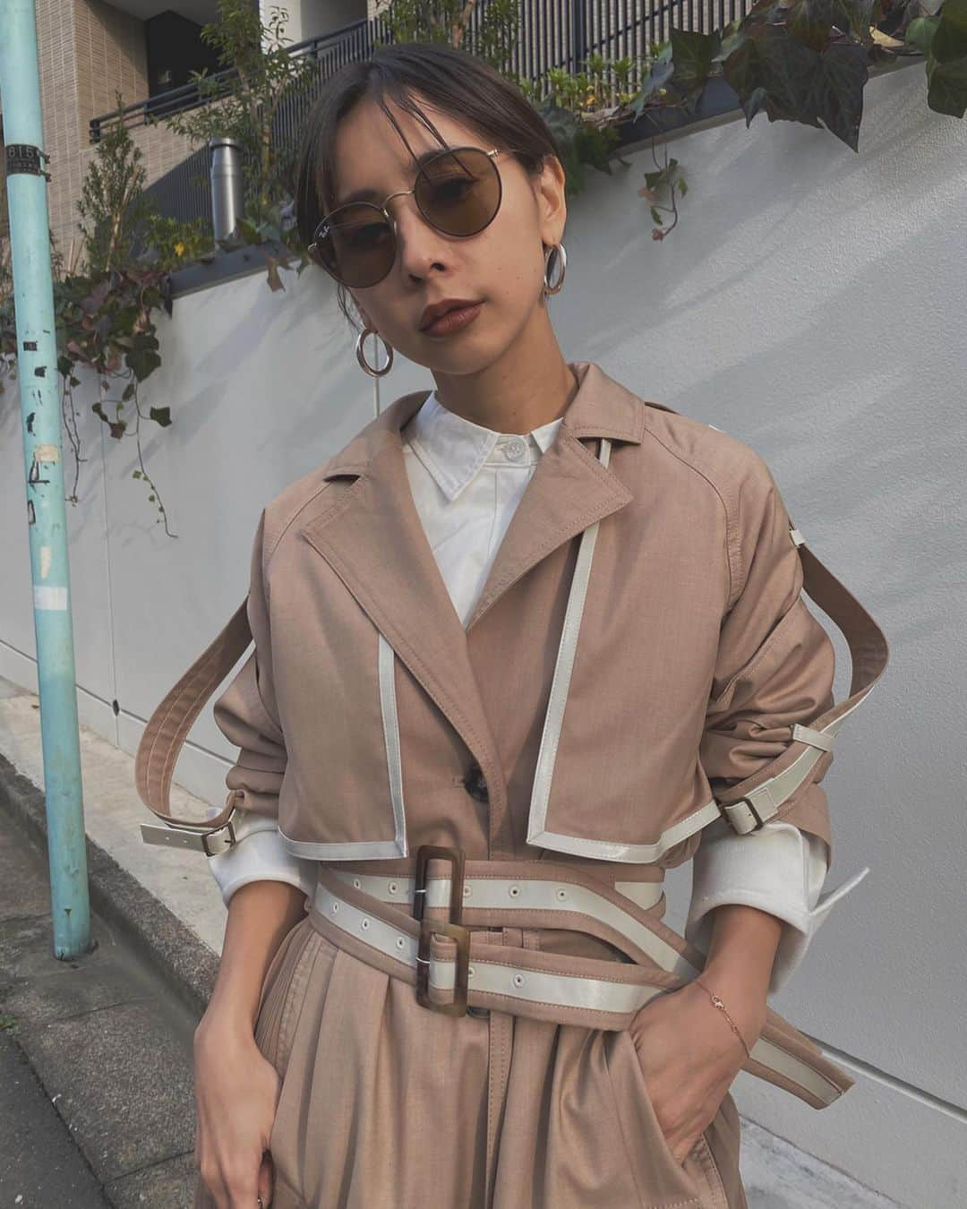 黒石奈央子さんのインスタグラム写真 - (黒石奈央子Instagram)「あめりふく。 . . . ROLUP PLEATS TRENCH COAT ¥28000+tax 1/28 RING DOT JUMPER SK ¥16500+tax 1/24  MINIMAL SHIRT DOCKING KNIT ¥16000+tax 2/4 MULE  AMERI . . アメリのアイコンとレンチのバックコンシャスシリーズの新作。今年はダブルベルトにしてみた。ホワイトのパイピングも可愛いでしょ？ .  @ameri_shinjuku @amerivintage @ameri_daikanyama @ameri.shinsaibashi #ameri#amerivintage #fashion #vintagefashion #coordinate#ootd#outfit#osanposnap #705_outfit #大人ファッション #大人コーディネート #大人スタイル #modestyle #modefashion#modecasual」1月23日 16時18分 - blackstone705