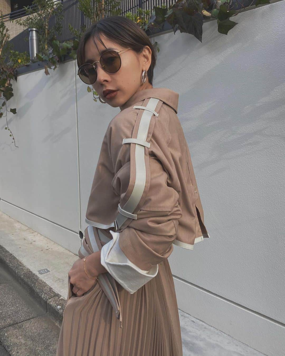 黒石奈央子さんのインスタグラム写真 - (黒石奈央子Instagram)「あめりふく。 . . . ROLUP PLEATS TRENCH COAT ¥28000+tax 1/28 RING DOT JUMPER SK ¥16500+tax 1/24  MINIMAL SHIRT DOCKING KNIT ¥16000+tax 2/4 MULE  AMERI . . アメリのアイコンとレンチのバックコンシャスシリーズの新作。今年はダブルベルトにしてみた。ホワイトのパイピングも可愛いでしょ？ .  @ameri_shinjuku @amerivintage @ameri_daikanyama @ameri.shinsaibashi #ameri#amerivintage #fashion #vintagefashion #coordinate#ootd#outfit#osanposnap #705_outfit #大人ファッション #大人コーディネート #大人スタイル #modestyle #modefashion#modecasual」1月23日 16時18分 - blackstone705