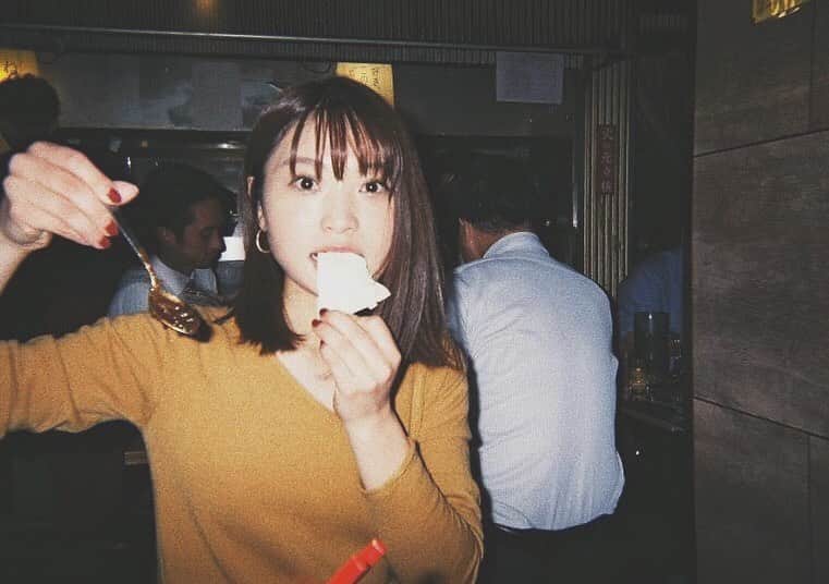 三橋栄香さんのインスタグラム写真 - (三橋栄香Instagram)「ナンをほうばる三橋。 と思いきやキャベツと味噌。 . . #なんか#若い#今日はカレーを食べます」1月23日 16時36分 - mihashi_haruka