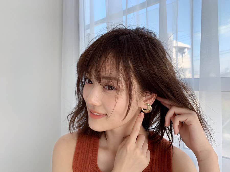 山下美月のインスタグラム：「発売中のCanCam3月号でのオフショを😆💕﻿ ﻿ 山下さんお気に入りの🌙のイヤリング😘﻿ ﻿ #CanCam #山下美月1st写真集﻿ #忘れられない人」