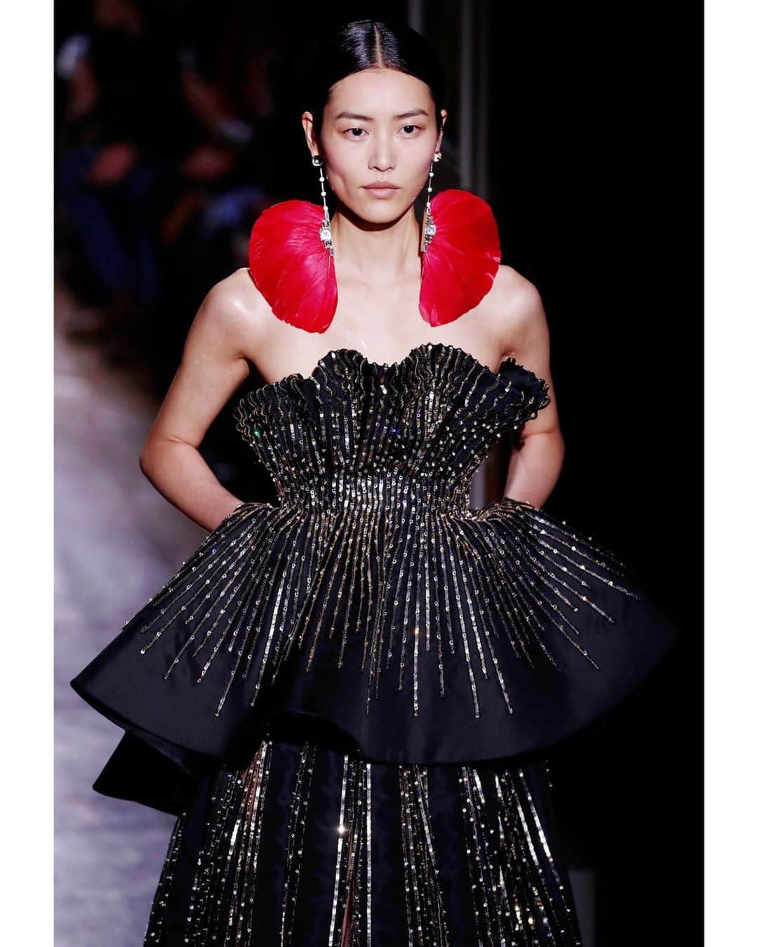 リウ・ウェンのインスタグラム：「Festive earrings just in time for Chinese New Year, and a breathtaking dress to go with it. 🥰Thank you for having me in yet another stunning show @maisonvalentino @pppiccioli #JoeMckenna @italia3bis 😘🖤 💄 @patmcgrathreal 💇🏻‍♀️ @guidopalau」