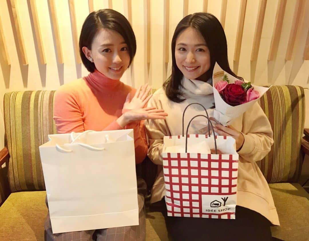 原田佳奈さんのインスタグラム写真 - (原田佳奈Instagram)「・ ・  安定のゆきえ、Happy wedding&birthday😆㊗️🎈🎊 思えば『花嫁のれん』からもう5年くらい経つのね。  毎年プレゼント交換してるわれら笑  幸せオーラ、頂きましたー🥰  #川村ゆきえ #花嫁のれん　からの #綺麗過ぎる花嫁 #happywedding #happybirthday」1月23日 16時33分 - kanaharada1211