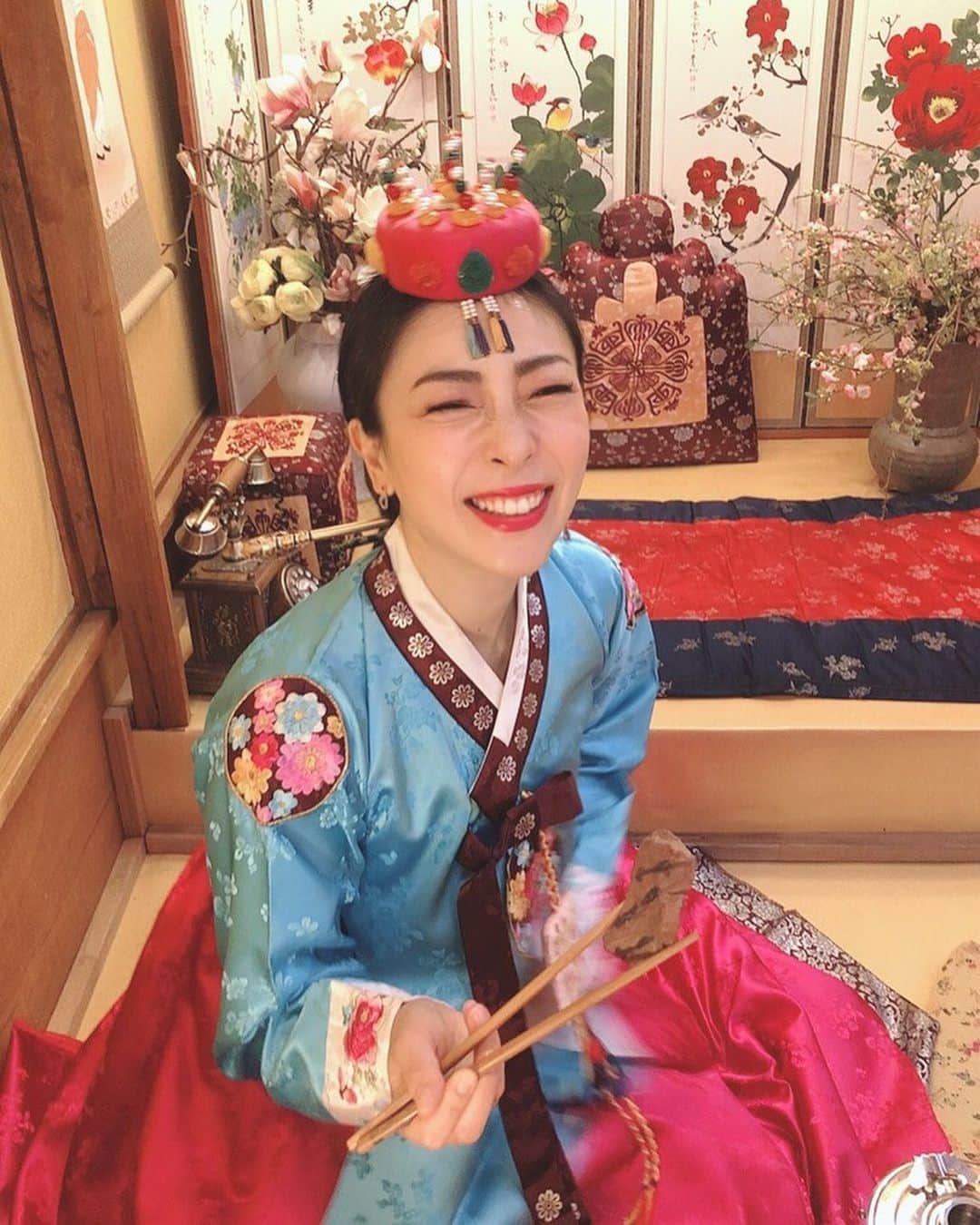 のインスタグラム：「韓国に戻りたい  #最初で最後の2人きり海外旅行 #4回目 #明洞 #チマチョゴリ #5回目まだかな」