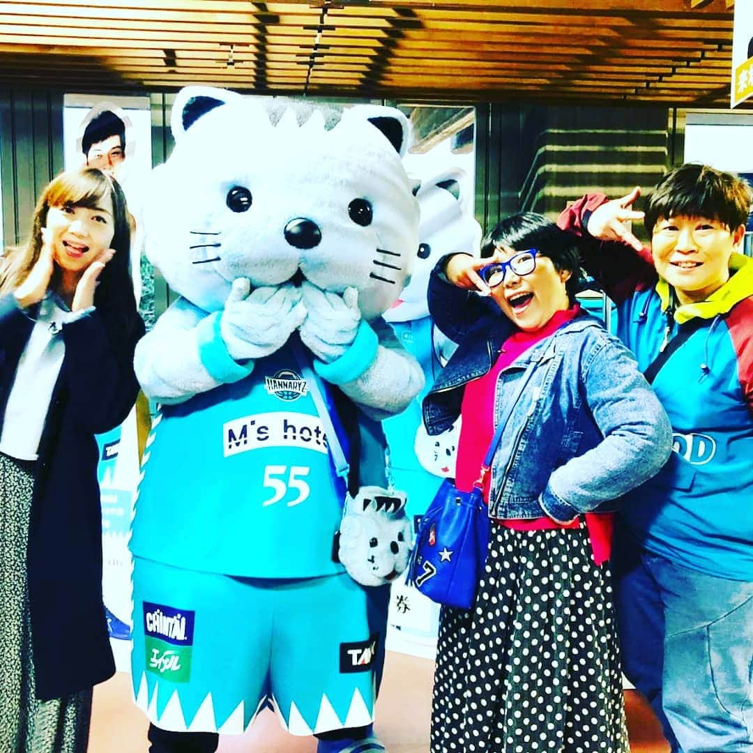 石原祐美子さんのインスタグラム写真 - (石原祐美子Instagram)「#ハンナリーズアリーナ で #Bリーグ 初観戦🏀 ・ ・ #京都ハンナリーズ の応援に行ってきました*\(^o^)/* ・ ・ まずは、どこ行ってもやっぱり気になる #スタジアムグルメ 全店総ナメしてきたよ😋 ・ ・ どれもおいしかったけど、特に私は、揚げたてジューシーな #から揚げと、中トロッ #たこ焼き 、あと、リンゴのブリュレの #豆乳クレープ 絶品やったな～(´﹃｀) ・ ・ キッズ達にはフリフリポテトが大人気で、シャカシャカと袋をふりながら笑顔でスタジアムに吸い込まれて行く姿をたくさん見かけました(੭*ˊ꒳​ˋ)੭🍟 フレーバーいろいろ選べて、観戦中に食べるのにもぴったり！！ ・ ・ 腹ぺこ男子も、 #オムそば や #ラーメン などでしっかり腹ごしらえできます💪('ω'💪) ・ ・ ハンナリーズアリーナ、フードメニューも充実～～～💕 そして、リーズナブル！！ ・ ・ 水曜日はなんと、前売り券プラス1000円で、観戦中 #飲み放題 とかサービスよすぎっっ😍アルコールもあるよ🍺 ・ ・ めっちゃ食べたしめっちゃ飲んだーーー😆 ・ ・ 試合も大興奮でめちゃめちゃ楽しかったーーー！！！！ ・ ・ その模様は、来週の #京街Diary で📺 -o( '-' ) #KBS京都テレビ #毎週木曜日23時から放送中  #見てね💕 ・ ・ #スタジアムグルメ #京都グルメ #バスケットボール #bリーグ #bリーグ観戦  #ハンナリーズ #浅葱色 #新選組の色 #かっこいい #ハンナリーズアリーナグルメ #食べスタグラム #はんニャリン かわいい😸 京街Diaryスポンサーの #新建築 のみなさまと🎶📣٩(๑⃙⃘˙ᵕ˙๑⃙⃘)۶📢 #ありがとうございます *\(^o^)/*」1月23日 16時46分 - chiki2johnny14