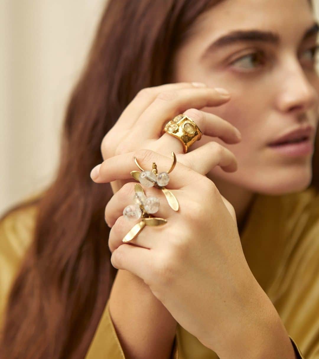 グーセンス パリのインスタグラム：「Mini Cabochons ring and a mistletoe ring from our collaboration with Harumi Klossowska de Rola. . . #Goossens #rings #yellow #gold #brass #rockcrystal @harumiklossowskaderola @Claratlan」