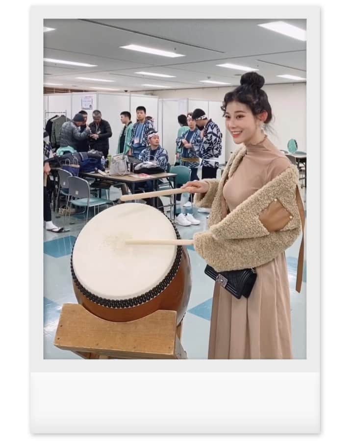 張香香のインスタグラム：「上次去日本靜岡看TGC走秀 看到好多喜歡的服裝 大大激起我的購物慾🤩 此外還有很多精彩的表演 其中就以日本傳統祭典表演「三社祭礼囃子」讓我印象最深刻！ 震撼人心的太鼓聲 和優美的笛聲 伴隨著很有元氣的口號 加上歡樂的舞蹈 整個呈現的氛圍讓人在不知不覺中著迷 (讓我想起了和之國哈哈哈哈😳) 在整個表演結束後 去後台嘗試了打太鼓 雖然我是亂亂打🤣 但打下去那個宏亮的鼓聲 聽了讓人感覺很有力量很喜歡😆 這次真是收穫滿滿 吸收時尚資訊的同時也能欣賞到傳統的表演 真的很棒❤️ - #日本博#nihonhaku #JapanCulturalExpo」