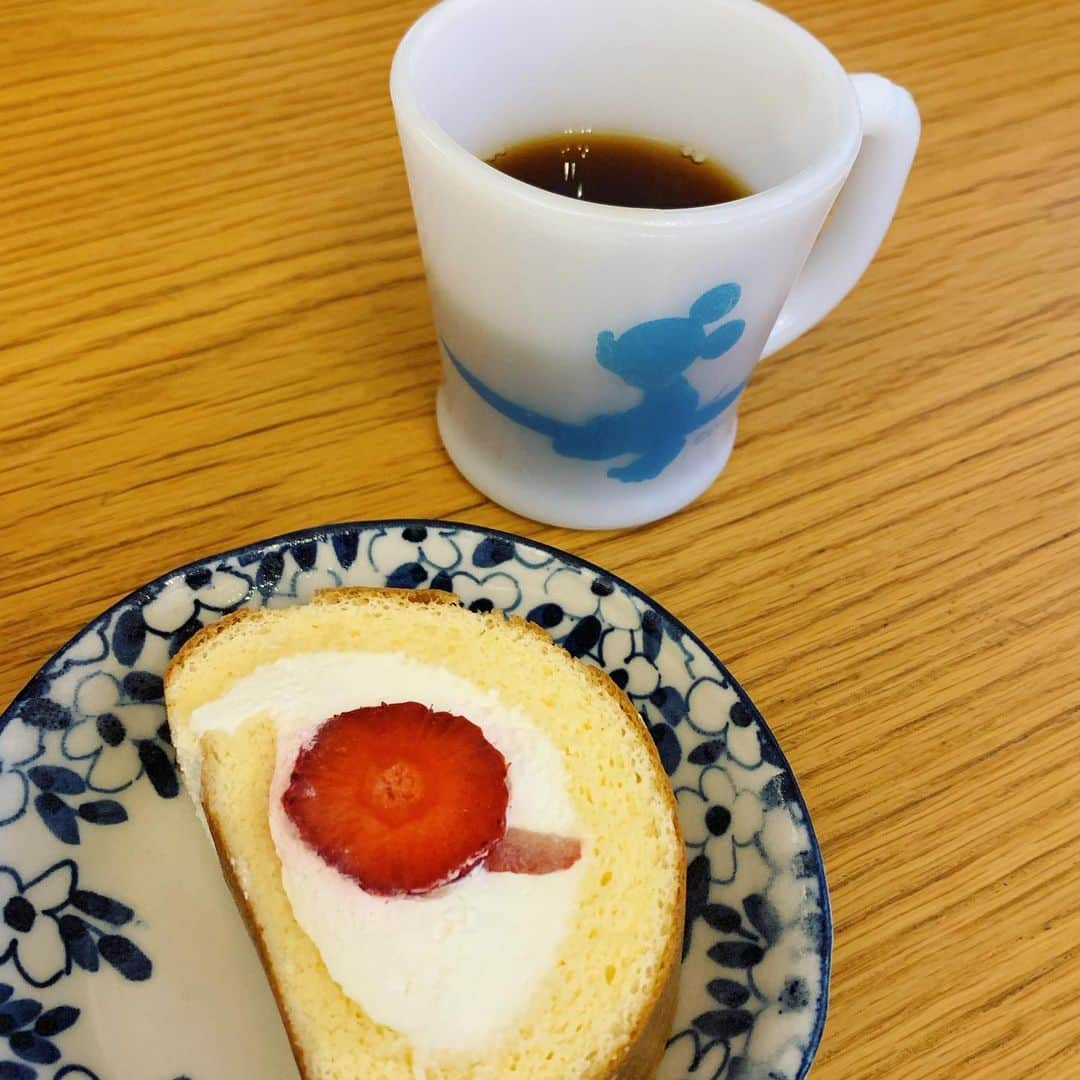 のインスタグラム：「今日は寒いね。 #sweets #coffee #rollcake #strawberry #yummy #music #soul #rb #singer #lovelife #instagood #instasweets #fireking」