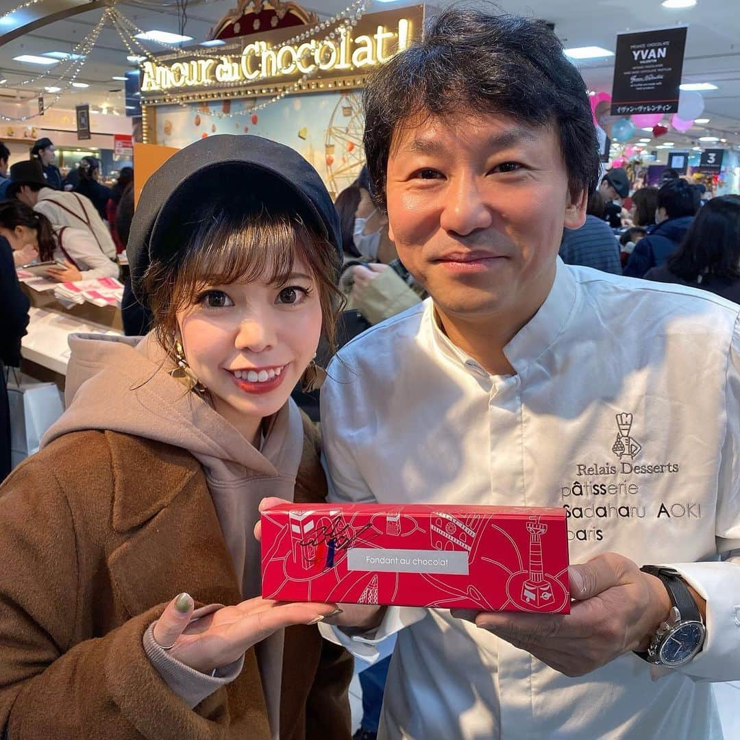 Ayuminさんのインスタグラム写真 - (AyuminInstagram)「🍫アムールデュショコラ🍫 pic②サダハルアオキ様とのツーショット💓 @sadaharu_aoki . 北海道網走のジェラート『#Rimo』さん🤩 ジェラート大好きなので3種類にした！ . ☑️ピスタチオ ☑️いちごソルベ ☑️カッサータ(リコッタにオレンジの香り。ナッツやドライフルーツをトッピング。シナモンが薫る) . 北海道のジェラート本当美味しすぎる😭💓 次は色合い気にせずクリチとミルク食べよ☺️← . . . スタバクイーン👸🏼メインアカウント ➡︎ @ayumin0220stb . #青木定治#サダハルアオキ #ジェラート#北海道グルメ#リモ #2020アムールデュショコラ #アムールデュショコラ#アムールデュショコラ名古屋#タカシマヤ#タカシマヤ名古屋 #名古屋#名古屋ランチ#名古屋グルメ#名古屋カフェ#名古屋ケーキ #インスタグルメアワード2020#あいなご#ナゴレコ#グルメライター」1月23日 16時42分 - ayumin0220