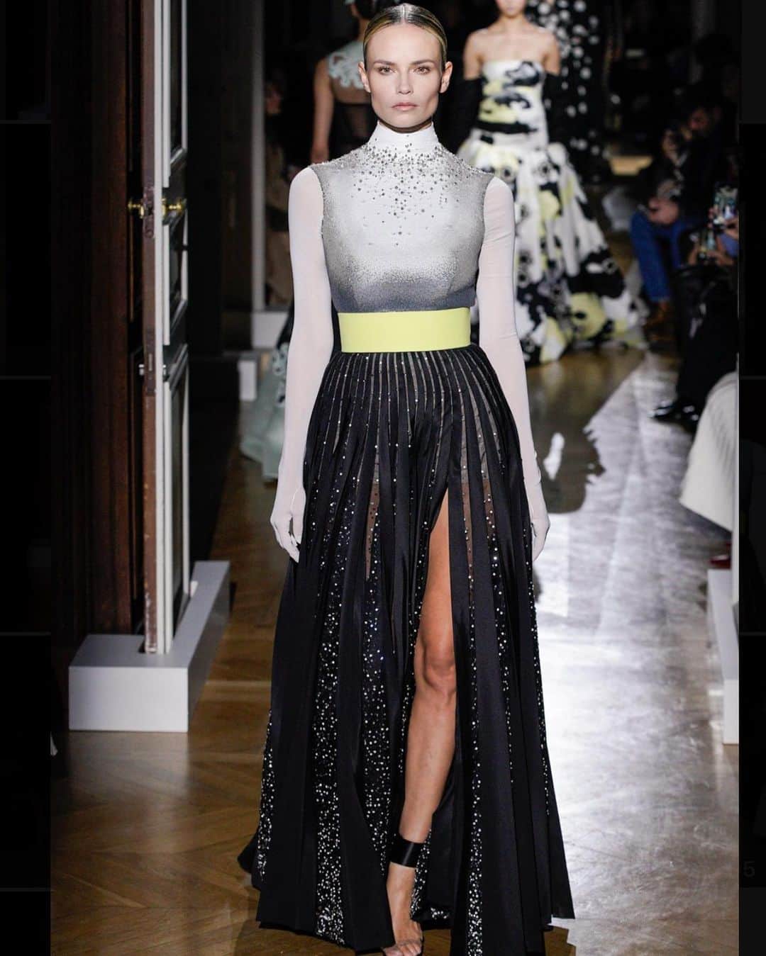 ナターシャ・ポーリーのインスタグラム：「🥀 Truly A Proud Moment To Be A Part Of The Magic World of Valentino @maisonvalentino @pppiccioli  Style By #JoeMcKenna Casting By @italia3bis Make Up By @patmcgrathreal  Hair By @guidopalau  #Couture」