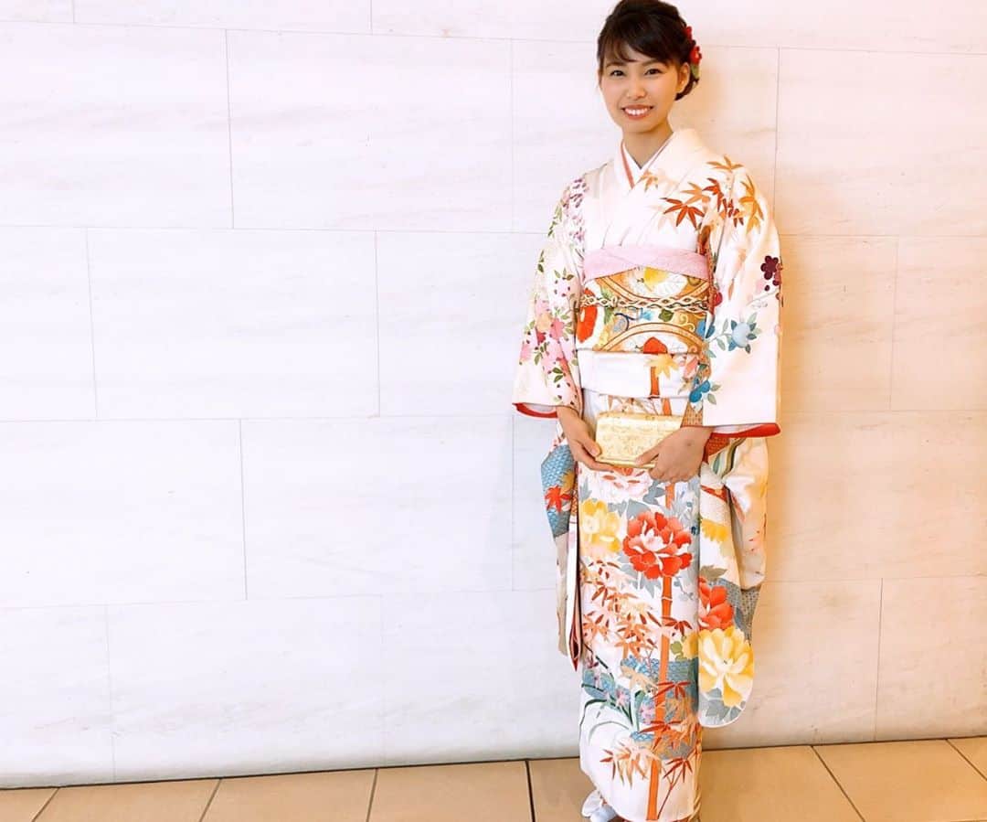 中村真緒のインスタグラム：「少し前ですが無事に成人式を迎えることができました👘(でもまだ19歳🤐) ・ ・ ・ #成人式 #着物 #綺麗 #もう着たくない #着たいけど #成人してない成人式」