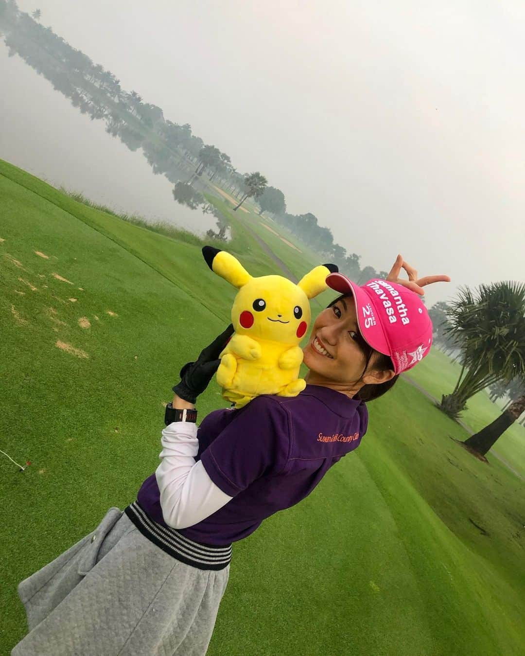 にゃんさんゴルフさんのインスタグラム写真 - (にゃんさんゴルフInstagram)「. . タイでゴルフ⛳️🇹🇭 Suwan Golf&Country club🐕 . . 早朝の6:40スタート🕰 朝早くて眠いけど午後から観光もできる🙆‍♀️ . しかも9:00くらいのスタートだと暑すぎる😂 . SALEになってたから みんなでゴルフ場のお揃いのウェアー！ たしか日本円で1500円くらい？ . あとバンカーにみんなハマって 近づいたらボールくっついてて 戸惑ったwww . #タイゴルフ#朝日#早朝スタート #thailand#thaigolf#バンカー #ゴルフウェア#ゴルフ女子#golfgirl #bridgestonegolf#bridgestone#ladiesgolf#golfhotties#golfbabes #golflife #golfstagram #japanesegirl #lovegolf  #golfer #instagolf #lemon#スポーツ女子 #골프 #모델 #한국#高尔夫球」1月23日 16時52分 - miiiii0228