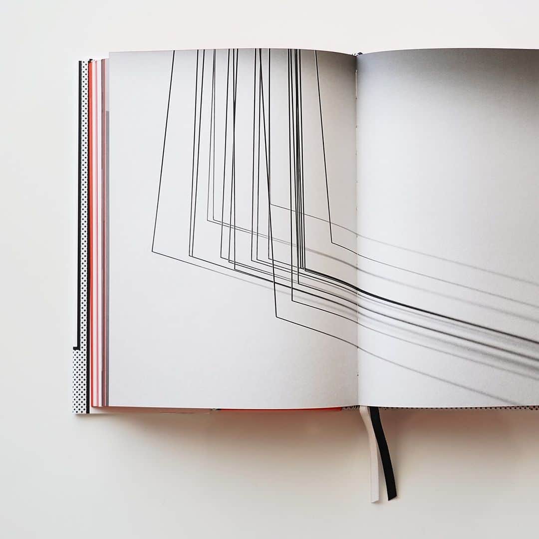 haconiwa / 箱庭さんのインスタグラム写真 - (haconiwa / 箱庭Instagram)「紙を束ねて本にする技術の全てを、豊富な図版と写真で視覚的に伝える！﻿ 製本・印刷・ブックデザインに携わるすべてのクリエイター必携の一冊『製本大全』。#週末読みたい本 でご紹介しています。﻿ １つの印刷物としても赤・黒・白と色を絞ったデザインが率直にかっこいいんです！﻿ ﻿ 詳しくはhaconiwaの記事をチェックしてね📚﻿ https://www.haconiwa-mag.com/design/2020/01/seihon_daizen/﻿ ﻿ #製本大全#ブックデザイン#デザイン本#製本#グラフィック社#グラフィックデザイン」1月23日 16時58分 - haconiwa_mag