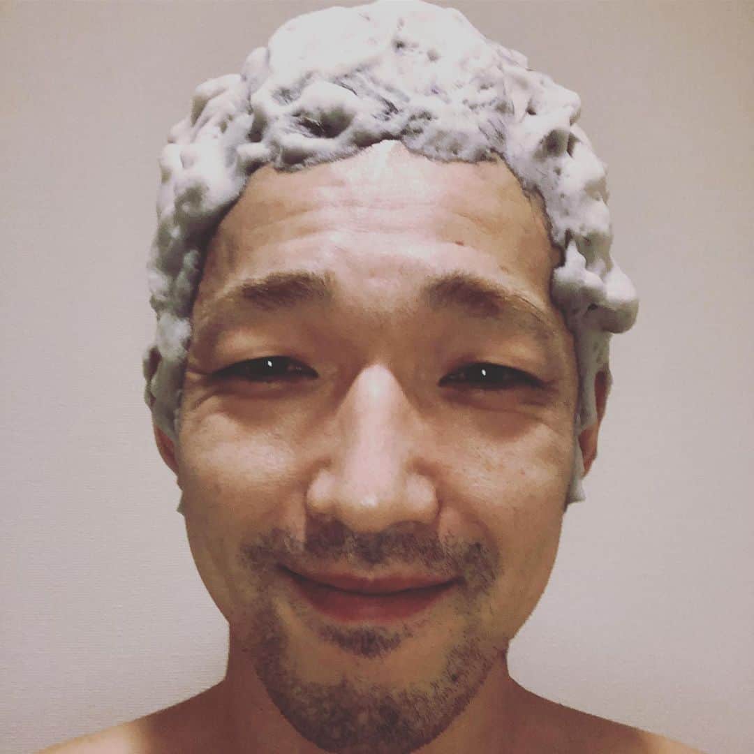 岡部さんのインスタグラム写真 - (岡部Instagram)「. 毛、染めてます。  初めて自分で泡でやってんすけど、これ、あってますか？  #泡カラー #とやら #いやヒゲ」1月23日 17時11分 - okabeccinyo