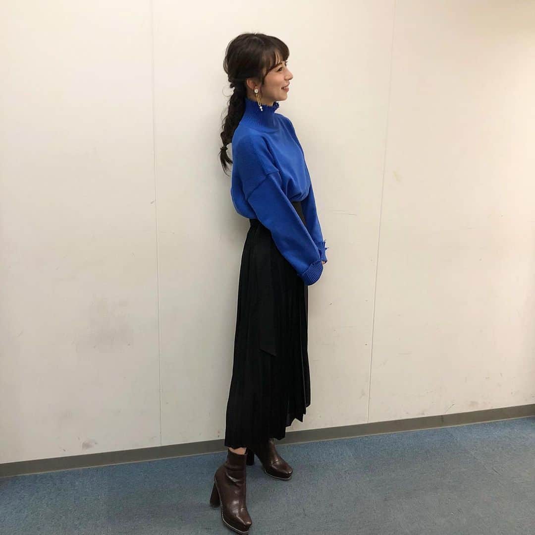 太田江莉奈さんのインスタグラム写真 - (太田江莉奈Instagram)「今週からアサデス。に衣装提供して下さってるSTUDIOUSさん♡ タグ付けしてるので、是非見てみてください♪ コーディネートに迷ったらあやちゃんのページへ✈︎ 初めて着たけど、小柄な人にも合うサイズ感で、細かいデザインが素敵でした✨ ハイネックの首への吸い付き具合とか良い。笑 靴は私物でRANDAです！ ピアスは以前衣装提供して頂いた @to_me.accessory さんのものです☺︎ . .  #STUDIOUS#RANDA #アサデス#プリーツスカート #クラッシュニット#フィッシュボーン #レザー#ショートブーツ#ハイネック#衣装」1月23日 17時05分 - erina_o_