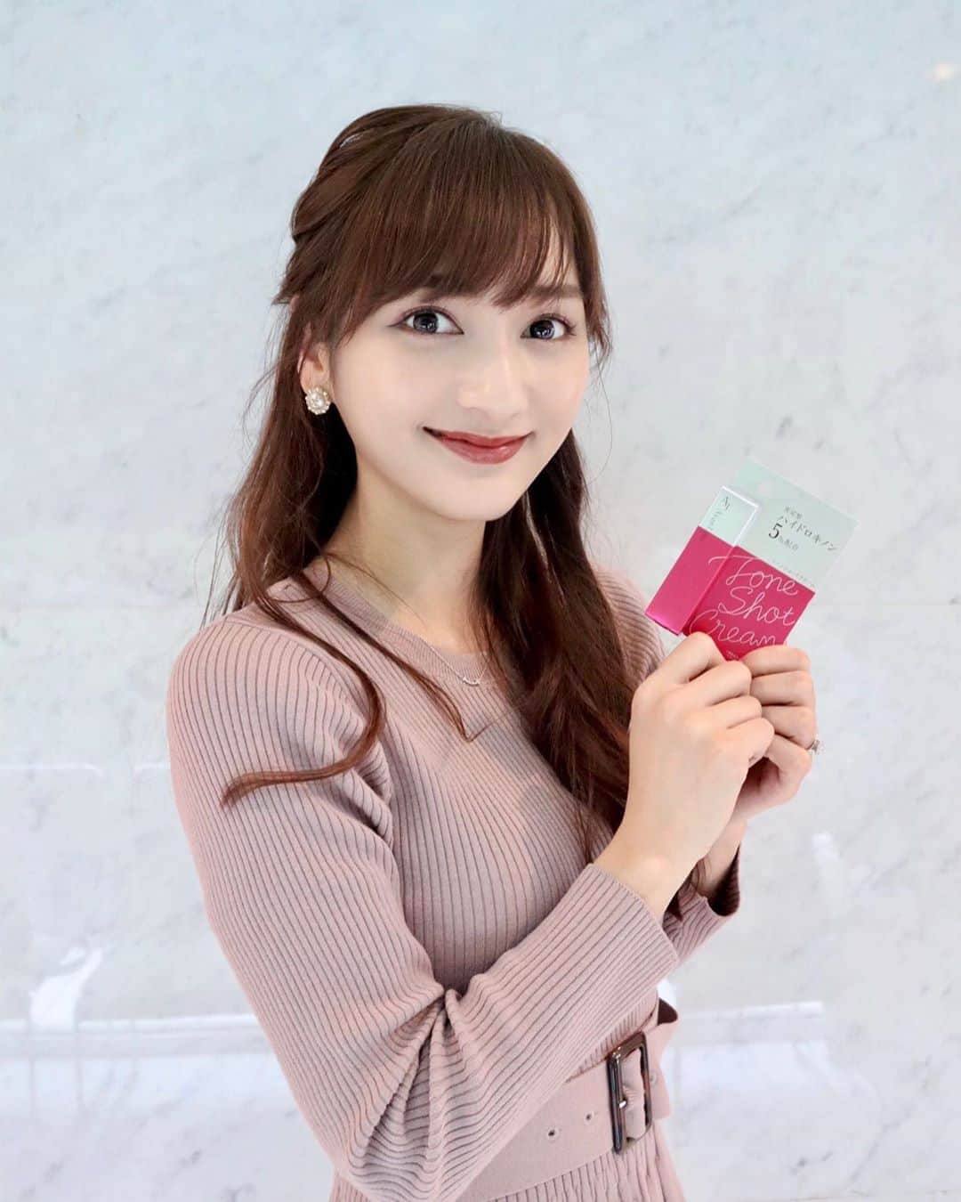 のインスタグラム：「シミ対策や美白アイテムとして使われているハイドロキノン✨  ハイドロキノンといえば皮膚科で処方していただくもので気軽に買えないイメージがあったんだけど、なんと薬局などでも買えるクリームが発売されるんだって🥺  安定型のハイドロキノンSHQ-1配合の【アバンタイム トーンショットクリーム】です💕 3月25日発売みたい✨  実は今日イベントに参加させていただいたのだけど、スペシャルゲストがMATTさんだったの💓 お肌が真っ白でトゥルトゥルで透き通っていて見惚れてしまった🥺 スタイルも良くて、美容トークも参考になって楽しい時間でした✨  アバンタイム トーンショットクリームは夜のスキンケアの後に気になる部分にちょんちょんと少量塗るだけでケアできるからとっても簡単✨ 私もシミ予備軍がちらほら出てきたので早速今夜から使ってみよう〜🥰❣️ . #instabeauty#beauty#instagood#skincare#PR#アバンタイムクリーム#ハイドロキノン#美白#シミ対策#ニキビ跡#スキンケア#スキンケア」