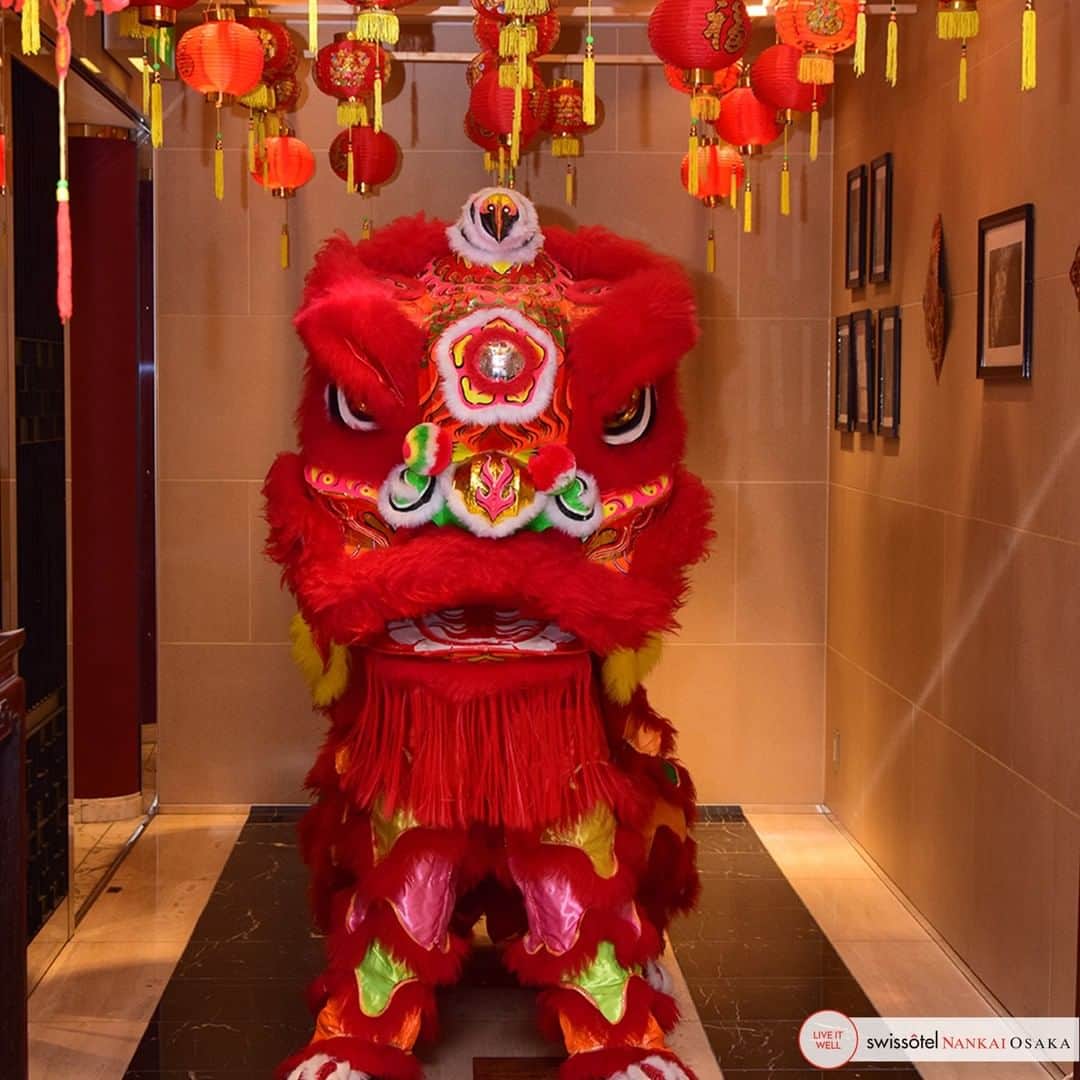 スイスホテル南海大阪さんのインスタグラム写真 - (スイスホテル南海大阪Instagram)「旧正月おめでとうございます。  スイスホテル南海大阪で旧正月をお祝いしましょう。1月25日10時からロビーにて獅子舞が行われますので、新年の幸運を招き、良い一年になるように祈りましょう。  Welcome the Lunar New Year with luck and prosperity!  Celebrate Chinese New Year at the Swissôtel Nankai Osaka. Usher in fortune and good wishes for the year with a Lion Dance at the Lobby on January 25 from 10 am onwards.」1月23日 17時07分 - swissotelnankaiosaka_official