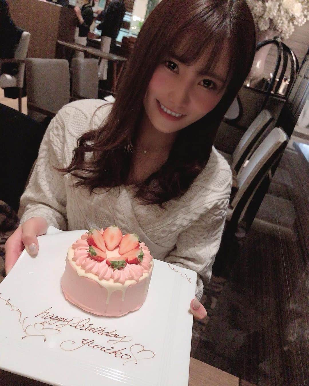 佐野友里子のインスタグラム：「1月22日で28歳になりました🎂💓💓 身も心ももっともっと素敵な女性になれるように頑張っていきたいと思いますっ✨ . 大好きな親友あっちゃんが毎年お祝いしてくれて幸せ😭ありがとう💓とっても可愛いケーキだった😭🎂💓 . #誕生日ケーキ #誕生日サプライズ #birthdaycake」