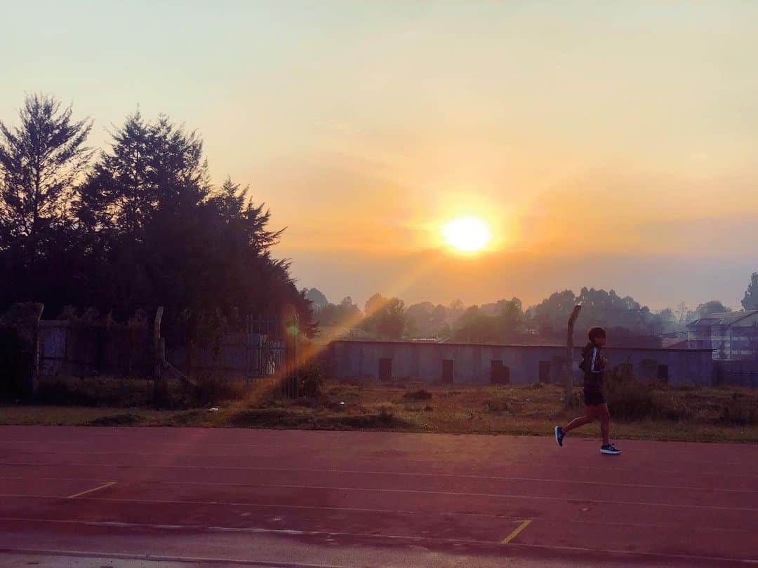 神野大地さんのインスタグラム写真 - (神野大地Instagram)「太陽と大地！☀️ 朝日が上がると共にSTART！🏃‍♂️🏃‍♂️ #ケニア合宿」1月23日 17時19分 - daichi_0913