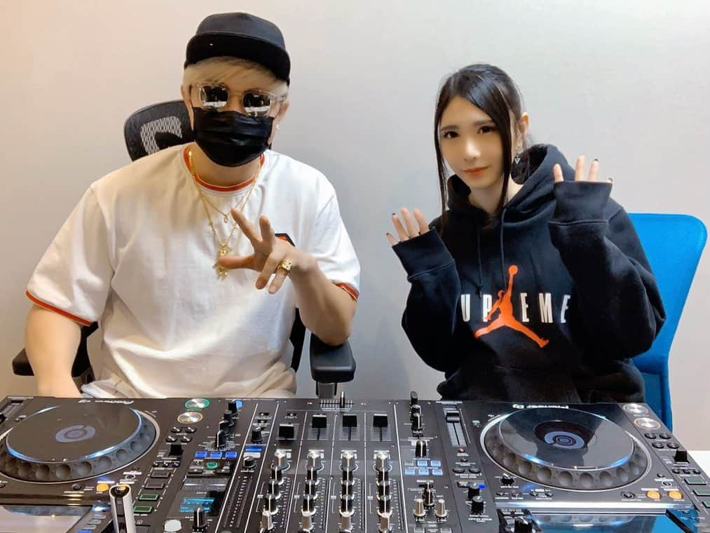 ラファエルさんのインスタグラム写真 - (ラファエルInstagram)「今回はDJ NATSUMIさんが講師してくれました。  バチくそノリノリで楽し過ぎて教わった事、全部忘れました。  ナツミさんのインスタに上がってる動画凄くカッコいいのでNetflix見るくらいやる事ないならチェックしてね！  ありがとうございました😄  #natsumi さん #djラファエル  #時給日本一youtuber  #YouTuberコンサルタント #ラファエル」1月23日 17時26分 - raphaelangel8183