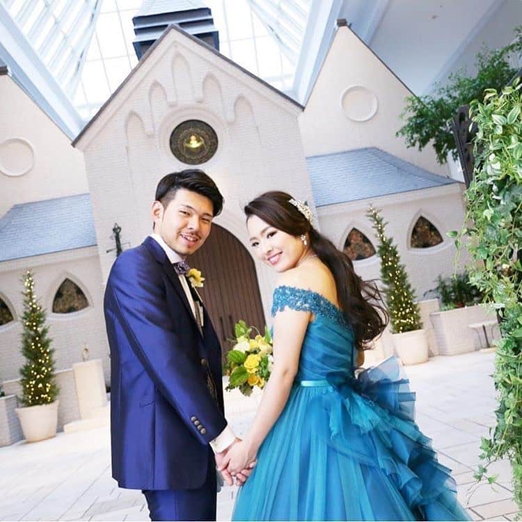 ホテルモントレウェディング【公式】 のインスタグラム：「♥ @montereyweddingをフォローして 『 #モントレ花嫁 』『 #ホテルモントレ』の タグをつけて投稿してくださいね＊*. . 💒👰ホテルモントレ ラ・スール大阪 @lasoeurosaka_wedding . 色鮮やかなカラードレスが印象的✧* ブーケの黄色がアクセントで さわやかなコーディネートですね♡*。 . ——————————. ◆ブライダルフェア予約はこちらをcheck＊* http://bit.ly/2OQh0ac ◆ホテルモントレ ラ・スール大阪の公式HPはこちら* https://www.monterey-wedding.jp/lasoeur_osaka/ ——————————. . #モントレ #モントレ花婿 #プレ花嫁 #卒花 #marry花嫁 #dressy花嫁 #farnyレポ #プラコレ ﻿#maricuru #dressy花嫁 #日本中のプレ花嫁さんと繋がりたい #ウエディングニュース #flower #ウェディングドレス #dress #結婚式 #披露宴 #結婚式場 #2020年春婚 #2020年夏婚 #2020年秋婚 #2020年冬婚 #ブルードレス #カラードレス #ウェディングブーケ #ブーケ」