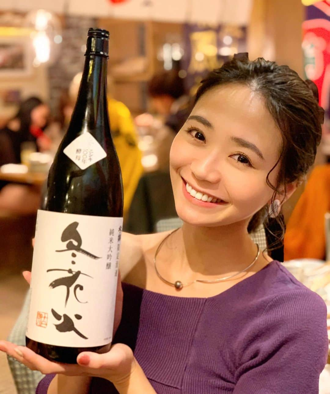 緑川静香さんのインスタグラム写真 - (緑川静香Instagram)「【しーたん日本酒録】﻿ ﻿ 小林酒造株式会社@北海道﻿ 冬花火 純米大吟醸﻿ ﻿ 北海道産吟風を使用した燗でも美味しい大吟醸酒。﻿ ﻿ ﻿冬の花火大会で寒いね〜なんて言って澄みきった夜空に咲く花火を見ながら丼からこぼれ落ちる程のいくらと共に乾杯してくださいよ誰か。 ﻿ #しーたん日本酒録 #唎酒師 #日本酒 #日本酒女子 #北海道 #小林酒造 #冬花火 #北の錦 #純米大吟醸 #sake #sakestagram #sakebottle #일본술  #北海道産  #吟風 100%使用 #50%精米 #ニシキ100年酵母  #香りは大吟醸にしては柔らかい果実香 #飲み口もスッキリ #食中酒によき #熟成向き #冬の花火は空気が綺麗なので本当は一番美しいそう #日本酒も冬に造るいわゆる寒造り #冬の花火のように口の中で豊かに広がる酒という由来があります」1月23日 17時34分 - midorikawa_shizuka