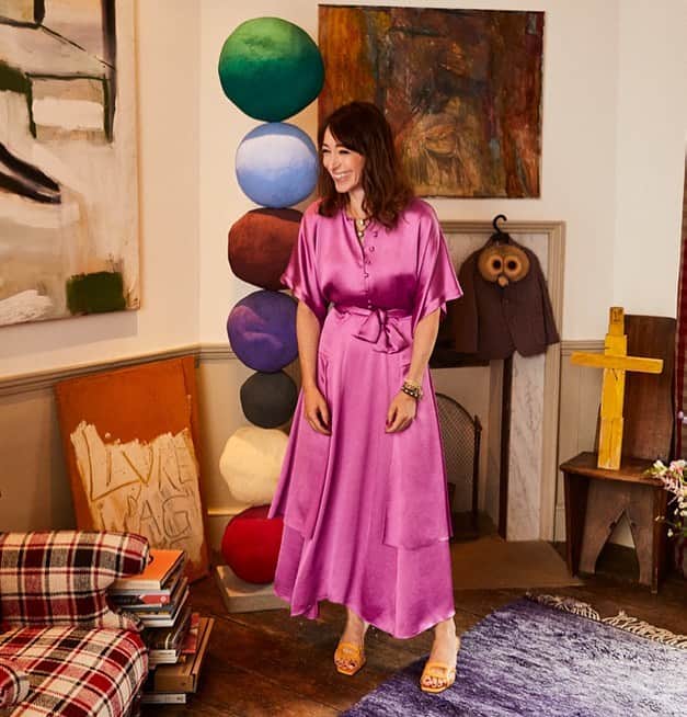 ルパートサンダーソンのインスタグラム：「#RSWomen | @annie_morris_studio wears our Emblem mules in @bazaaruk | Styled by @rosiearkellpalmer | #AsSeenOn #AnnieMorris #Mules #MidHeels #ShoeLove #RupertSanderson」
