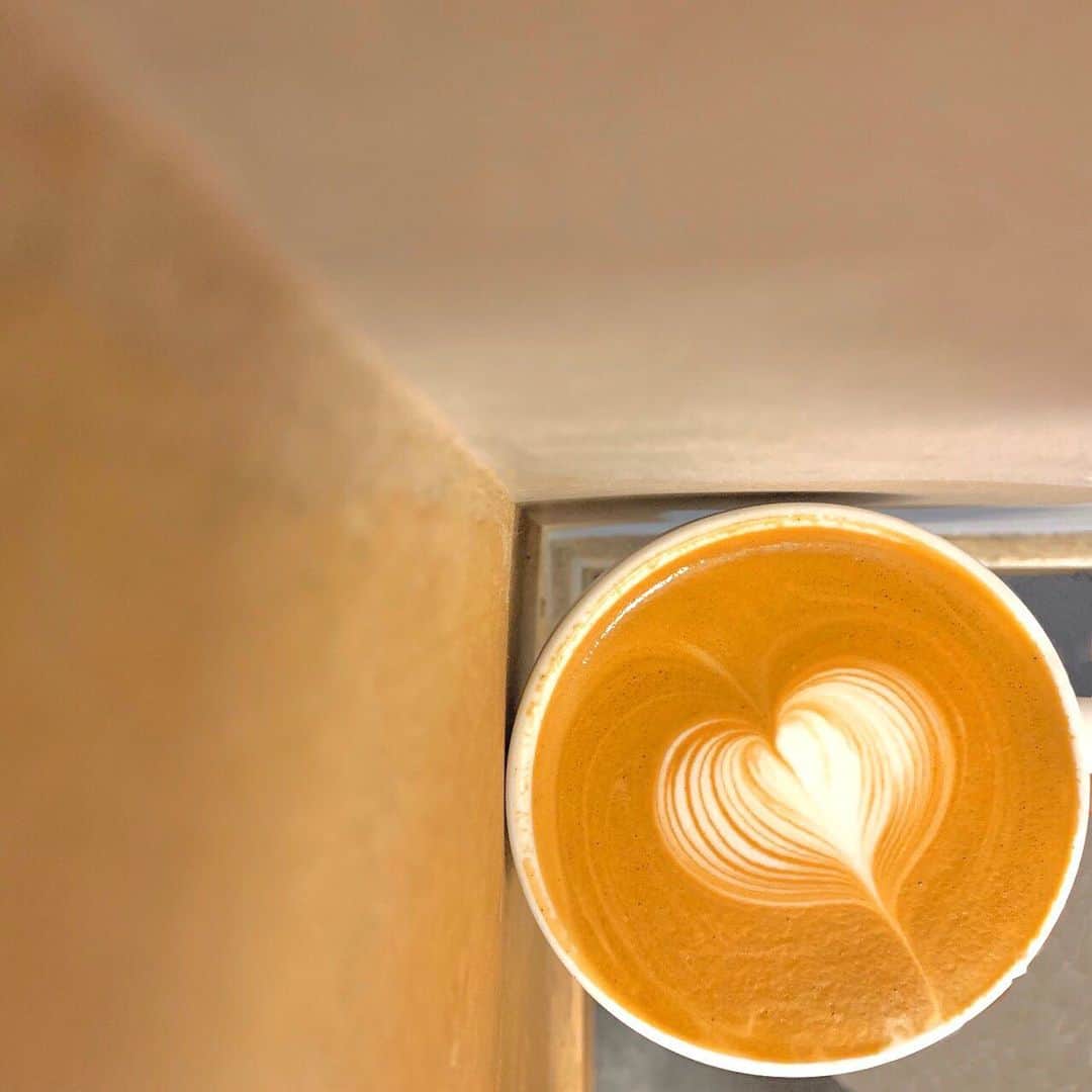 AMAZING COFFEEさんのインスタグラム写真 - (AMAZING COFFEEInstagram)「🌱AMAZING COFFEE OSAKA SOUTH SIDE🌱 . Good morning☀️ . 皆さんはお店の壁が実はEspressoを使って作られていたことは知っていましたか？☕️✨ . ぜひスタッフと一緒にお店に隠れた豆知識を探してみましょう🔎(^o^)v . #AMAZINGCOFFEE #OSAKASOUTHSIDE #豆知識 #アメコ #AMeCO #coffee」1月23日 8時38分 - amazing_coffee_official