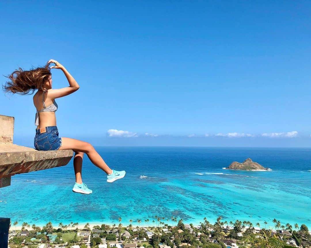 エイミー・コガのインスタグラム：「First hike of the decade🌊🐠 #lanikaipillbox #myhairrrr  ちょっとのぼってきました💙」