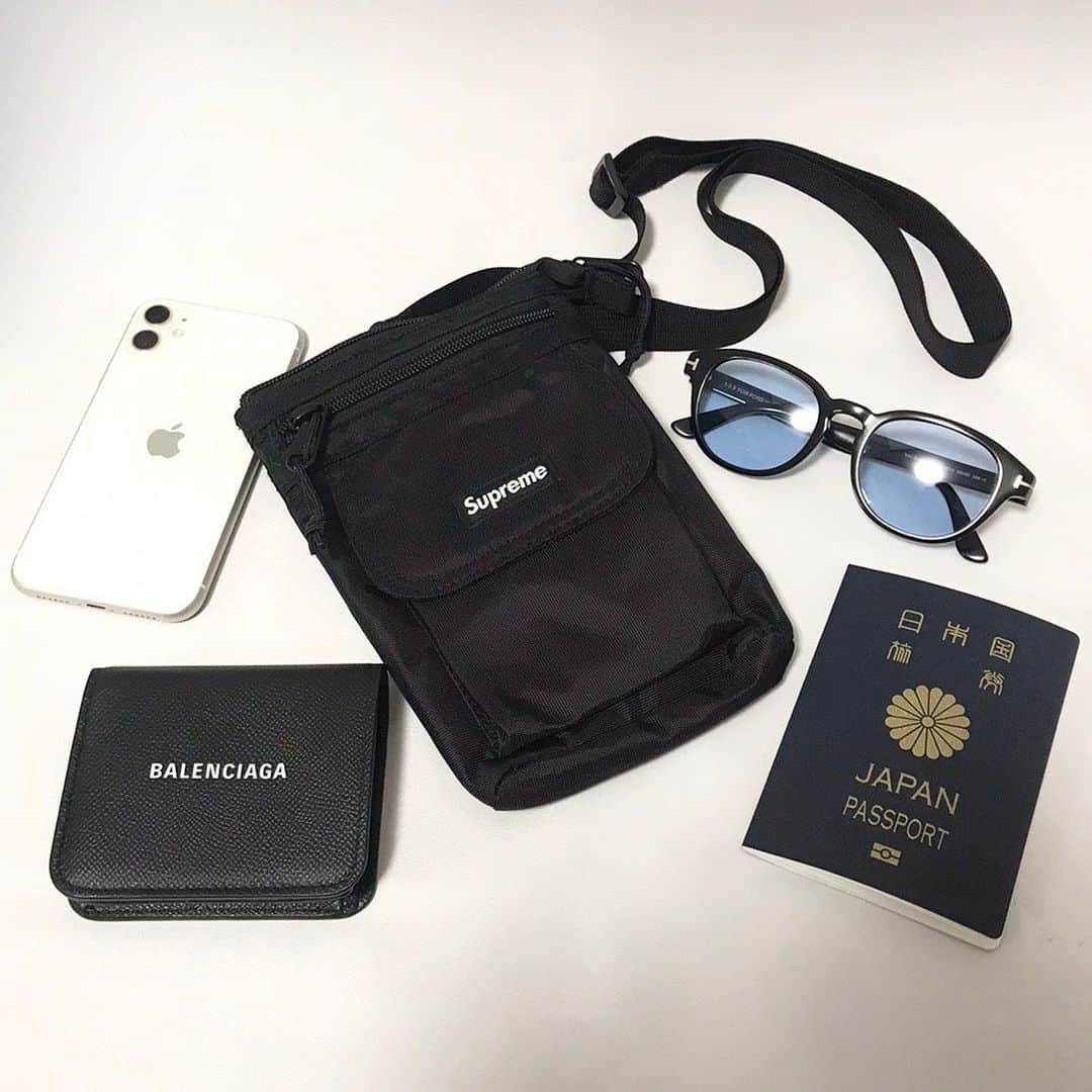 UOMOさんのインスタグラム写真 - (UOMOInstagram)「【Supreme Shoulder Bag】 ファッション仲間であるチームウオモのメンバーから、海外に行くときに便利でオシャレなミニバッグがあると教えてもらい購入しました。 コンパクトに見えますが、パスポート・財布・iPhone・サングラスが余裕で収納できて、ポケットにはジップが付いているので何かと安心です。 カラビナも付いているので、ショルダー使いで疲れたら、腰からかけられて助かりました。 何を言ってもSupremeですから、フロントのボックスロゴワッペンがポイントです。 海外に行っても、ファッションには手は抜けないですね！ (チームウオモ加藤健司) @kenjikato75  #supreme #シュプリーム #bag #バッグ #teamuomo #uomo #uomo_magazine #uomo magazine #webuomo #fashion #mensfashion #mensstyle #チームウオモ #ウオモ」1月23日 8時53分 - uomo_magazine
