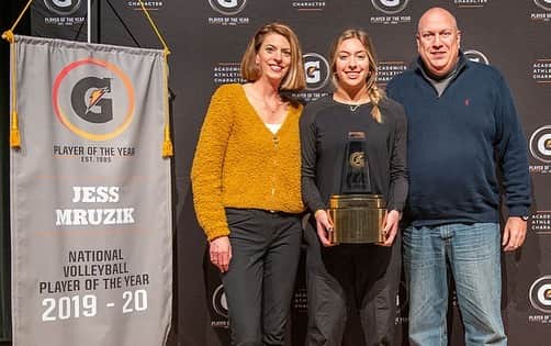 USA Volleyballさんのインスタグラム写真 - (USA VolleyballInstagram)「👏🏻👏🏻 Congrats to Jess Mruzik on being named 2019-20 @gatorade National High School Volleyball Player of the Year. She led U.S. Girls Youth National Team to gold at the 2019 FIVB Girls U18 World Championship while being named #MVP.  #GatoradePOY - - - Learn more about Jess and her honor on usavolleyball.org.」1月23日 9時02分 - usavolleyball