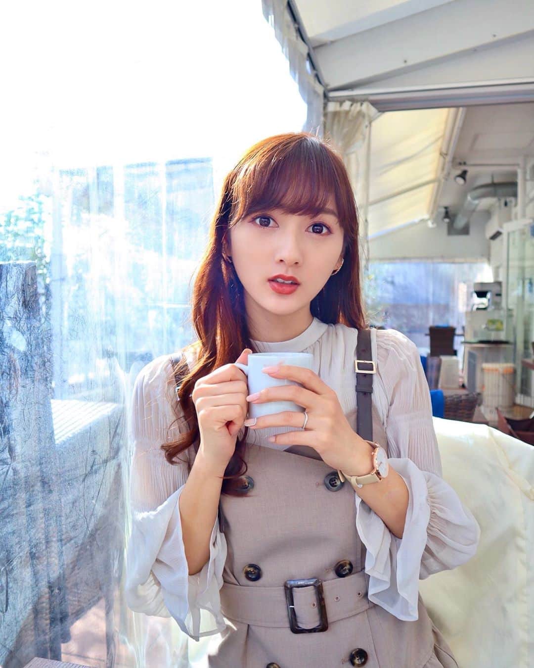 のインスタグラム：「おはよ〜🥳 今日から雨の日が多くなるけどがんばろ〜💕 寒いけど少しだけ日が伸びてきて嬉しいこの頃です💐  写真は、先日ママとランチしたときの🍽 Stellar Hollywoodのピアスと時計を付けたよ💓 時計は写真で付けているレザーベルトの他に、ピンクゴールドのベルトも付いてて気分で付け替えられるの✨ シンプルで合わせやすくてお気に入り💕  #stellarhollywood#earrings#watch#lunch#newin#instagood#ステラハリウッド#ピアス#時計#ウォッチ」