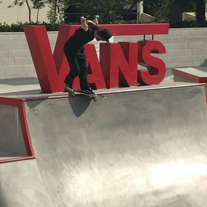 トム・シャーのインスタグラム：「VANS @timaguilar」