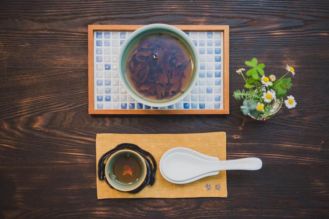 木村ミサさんのインスタグラム写真 - (木村ミサInstagram)「蓮月庭の碗茶🍵﻿ ﻿ お茶を楽しんでもらうために﻿ 考えてできたメニューなんだって🍵﻿ レンゲで湯呑にすくっていただくスタイルが楽しい台湾茶🇹🇼﻿ 茶葉が開いていく様子を大きな茶碗でみえるのいいよね🌿﻿ ﻿ ﻿ ＿＿＿＿＿＿＿＿＿＿＿＿＿＿＿＿＿＿﻿ #tea #taiwan #taiwantea #jiyugaoka #tokyo #cafestagram #蓮月庭 #台湾茶 #台湾茶器 #台湾茶カフェ #台湾茶藝館 #自由が丘 #自由が丘カフェ #碗茶 #カフェ #東京カフェ #follow」1月23日 9時11分 - misaxmas