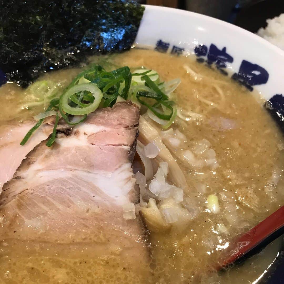 のインスタグラム：「濱星🍜  #らーめん #濱星 #二子玉 #横浜 #煮干し #こってり #濃厚 #foodporn #noodle #ramen  こってりだけど、サラサラ。 サラサラだけど、濃厚。 煮干し系はクドイとダメだけど、ここのはスルッと食べられる。 いつもはつけ麺、今回中華そば。 チャーシュー自慢の都会派らーめん。 ごちそうさまでした。」