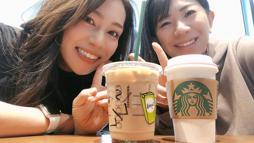 服部ひで子のインスタグラム：「先日、久々に鈴乃ちゃんと会いました😆  忠志さんから頂き大切にしすぎて使えず、何年も保管し続けていたと言うスタバカードを解禁して、ご馳走してくれました。  ありがとう😍💕 結婚生活の話や、 育児の話などたくさん聞かせてもらって楽しかった～！ 妻としても ママとしても 鈴乃流は健在でした‼️笑  実に、強くてたくましい。  仕事しながら、 奥さんとしても ママとしても 全力で取り組む姿が、本当にかっこよくて尊敬することばかりでした。  母は強し。  鈴乃母は更に強し。笑」