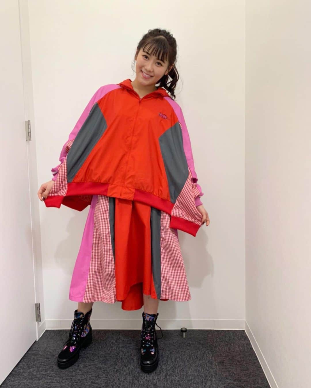 のインスタグラム：「先日の生放送📺 西野未姫やん🤖  #生放送 #AbemaTV #西野未姫 #衣装 #スポーティ #似合う #coordinate  #fashion #sport #red #pop #street #colors #cute #setup #style」