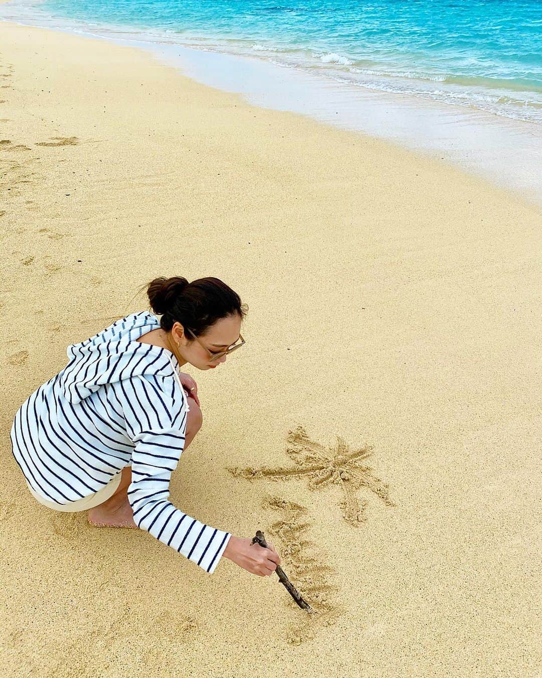 石田美奈子さんのインスタグラム写真 - (石田美奈子Instagram)「ℍ𝕒𝕨𝕒𝕚𝕚. . おはようございます☺︎ #ラニカイビーチ で何度か試行錯誤した砂浜への落書き🌴 . 今日の東京は雨ですね。 昨日から寒すぎて、ハワイの暖かさが恋しいです🤣 . 1月のハワイはそんなに暑くなくて、薄手の長袖トップスにショートパンツとか、Tシャツにロングのボトムスに羽織りものを持ち歩く、くらいの服装がちょうど良かったです(⑅ˊᵕˋ⑅)✨ . このトップスもショートパンツもハワイで現地購入したお気に入り！♡ . ✈️ → #minako_trip . #hawaii #hawaiistagram #lanikaibeach #ハワイコーデ #ハワイ購入品」1月23日 9時14分 - mminakooo