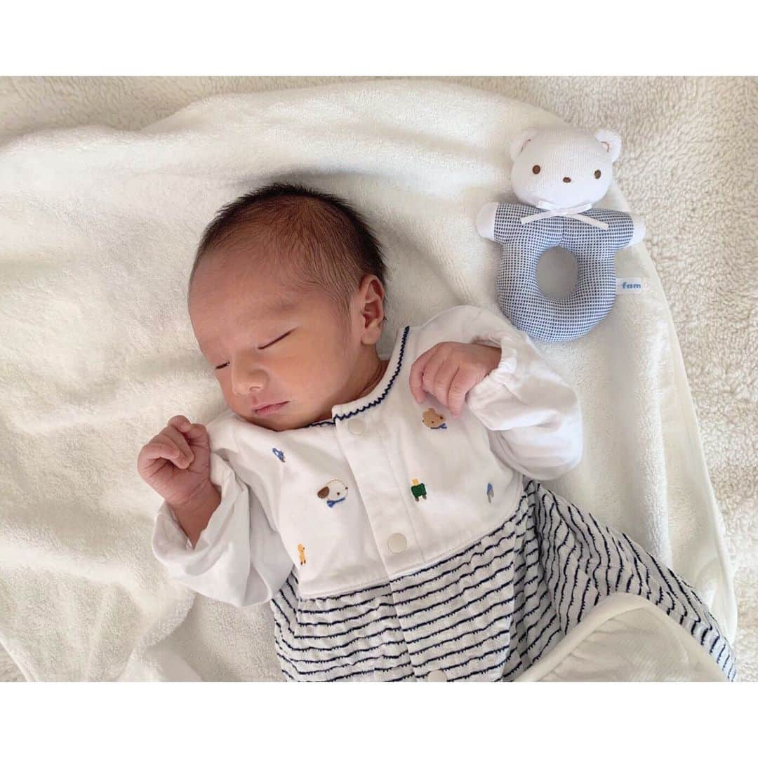 nanaさんのインスタグラム写真 - (nanaInstagram)「* おはようございます☀︎ * 生後9日目の記録👶🏻🍼 * * ☑︎背中スイッチON ☑︎抱っこだと永遠に寝てる ☑︎泣き声が小さめ(娘と比べて) ☑︎授乳後ミルク90ml追加 ☑︎よくくしゃみする ☑︎新生児微笑 ☑︎体温36.9℃ * 背中スイッチONなので、ベビーベッドに寝かせるとすぐ起きます😭 * なので息子が寝たら、すかさず私も横になって寝るようにしています😪 * やっぱり睡眠て大事！ 寝れないと余裕なくなるので、ばーば協力の元、なるべくまとめて3時間くらいは寝たい🤤 * * 授乳後のゲップの時、沐浴の時、おデコをシワシワにした満足そうな顔がものすごくかわいい…🤤♡ * さっそく、オムツ替えの時におしっこピューっとされました🐘笑 男の子あるある？🤣笑 * * 小さくてふにゃふにゃで、まだ泣き声も弱々しくて だけど一生懸命生きている👶🏻♡ * かわいくて愛おしくてたまりません…♡ * * * #生後1週間 #新生児 #生後9日目 #お七夜 #令和ベイビー #令和ベビー #令和2年ベビー #赤ちゃん #赤ちゃんのいる生活 #ファミリア #新生児服 #ベビー服 #男の子ベビー #男の子ママ #ベビー用品 #ベビフル #ママリ #ロカリ #生後0ヶ月 #ねんね #新生児微笑 #混合育児 #授乳 #背中スイッチ #familiar #babyboy #locari #instababyboy #baby #mamagirl」1月23日 9時17分 - nana7_photo