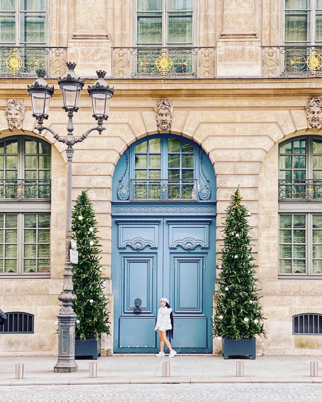 Laraさんのインスタグラム写真 - (LaraInstagram)「✴︎ Les bâtiments parisiens sont tellement jolies✴︎ ✴︎ ✴︎ パリの街並みに溶けこみたい  #laraaronndtheworld」1月23日 9時19分 - fa_la_lara