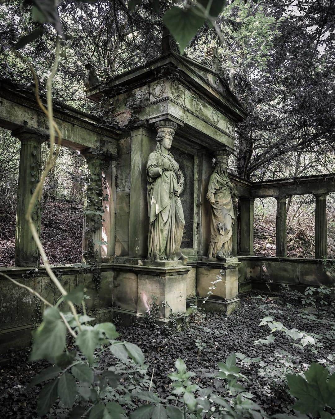Abandoned Placesさんのインスタグラム写真 - (Abandoned PlacesInstagram)「Imagine stumbling across this in the forest 🌳 Photography by @irnmonkey」1月23日 9時21分 - itsabandoned