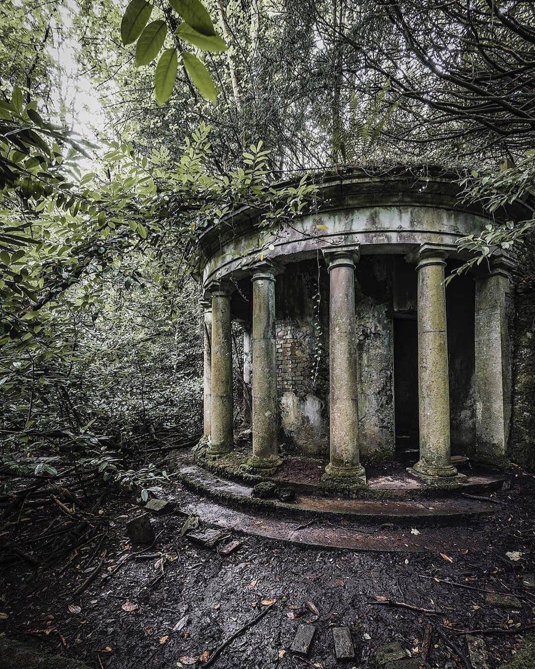 Abandoned Placesさんのインスタグラム写真 - (Abandoned PlacesInstagram)「Imagine stumbling across this in the forest 🌳 Photography by @irnmonkey」1月23日 9時21分 - itsabandoned
