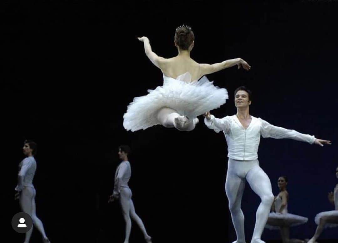 のインスタグラム：「Jumped into Etudes rehearsal today! So nice to revisit this amazing ballet. 今日から大好きなバレエ、エチュードのリハーサルが始まりました。#ballet #ballerina #ballerinalife #happy #etudes #happiness #dance #art #幸せ #バレエ #バレリーナ #rehearsal #work #fly #next #season」