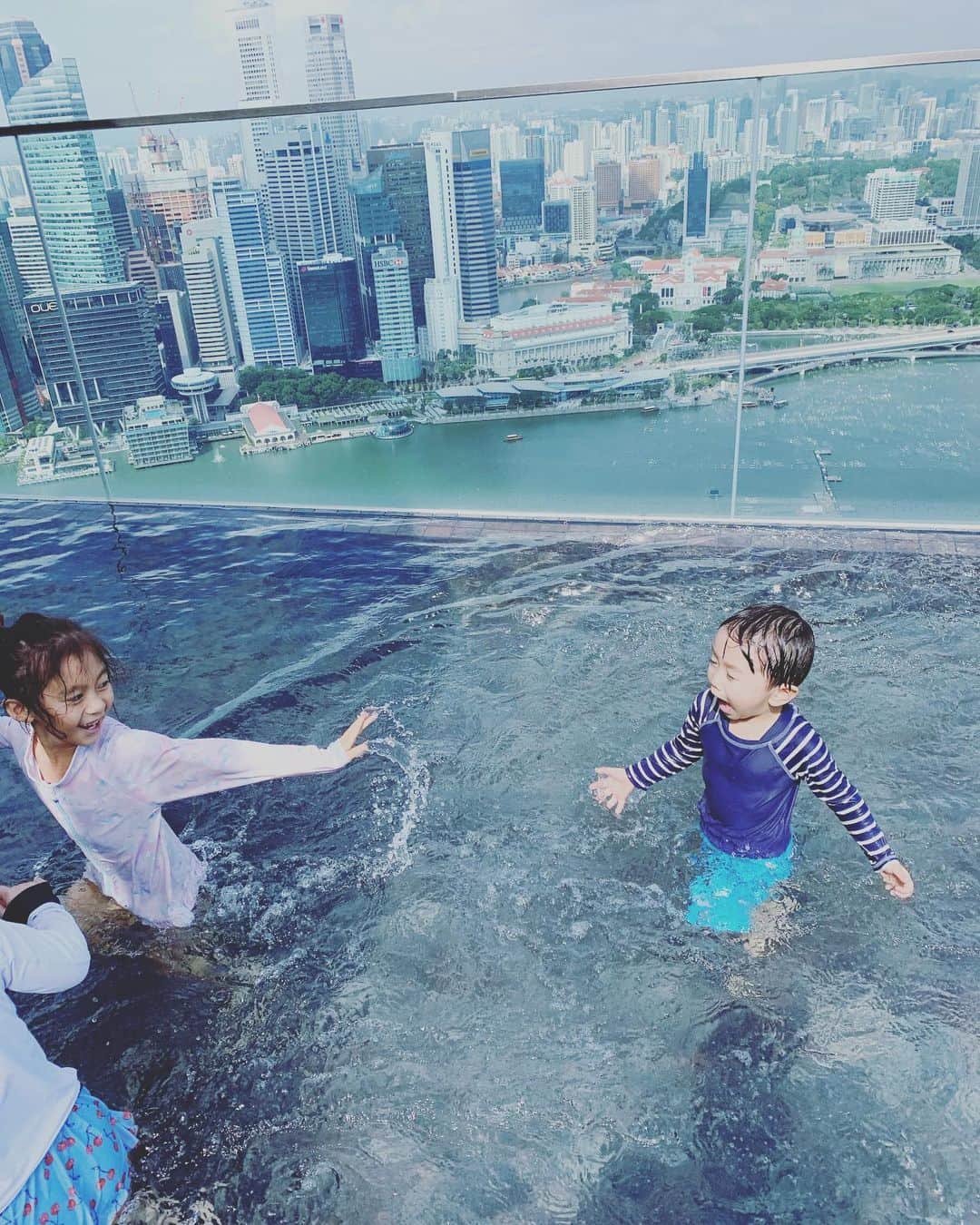 川上璃子（梅崎司の妻）さんのインスタグラム写真 - (川上璃子（梅崎司の妻）Instagram)「寒い…  暖かい場所へ戻りたい。。。 Marina Bay Sands  #梅家の冬休み #シンガポール」1月23日 9時22分 - 775.ren.riko