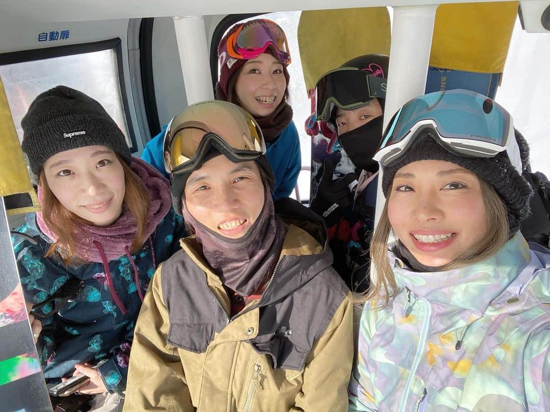 藤森由香さんのインスタグラム写真 - (藤森由香Instagram)「1/18のゆっちと滑ろうtrip in 北海道　ニセコビレッジ会‼️天気に恵まれて、コンデションも良くてメンバーも最高に面白くて1人オカマに仕上げて、一日中笑いまくった会でした😆みんな私のライディングについてきてくれたし、色々地形を使って遊んだり、ベーシックなカービングで攻めたりして板の使い方を色々トライしてくれた。 参加者同士で仲良くなってくれて凄い嬉しかった😊  皆さん本当にありがとう🙏🙏 #niseko #滑ろう会#his#avex#snowboard#hokkaido#ニセコビレッジ#北海道ツアー　#minmi #壁遊び」1月23日 9時31分 - yukafujiforest