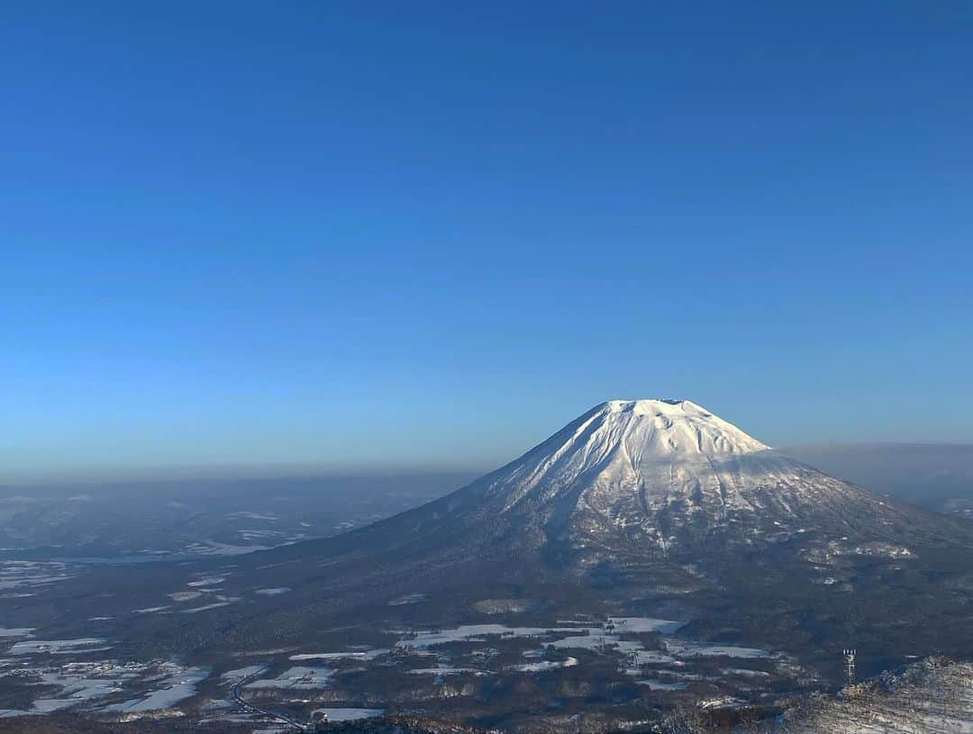 藤森由香さんのインスタグラム写真 - (藤森由香Instagram)「1/18のゆっちと滑ろうtrip in 北海道　ニセコビレッジ会‼️天気に恵まれて、コンデションも良くてメンバーも最高に面白くて1人オカマに仕上げて、一日中笑いまくった会でした😆みんな私のライディングについてきてくれたし、色々地形を使って遊んだり、ベーシックなカービングで攻めたりして板の使い方を色々トライしてくれた。 参加者同士で仲良くなってくれて凄い嬉しかった😊  皆さん本当にありがとう🙏🙏 #niseko #滑ろう会#his#avex#snowboard#hokkaido#ニセコビレッジ#北海道ツアー　#minmi #壁遊び」1月23日 9時31分 - yukafujiforest